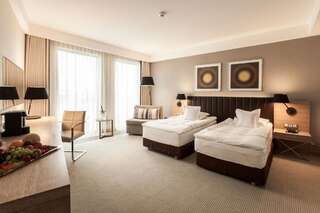 Отель GrandHotel Tiffi Илава Улучшенный двухместный номер с 2 отдельными кроватями или 1 кроватью, вид на озеро-3