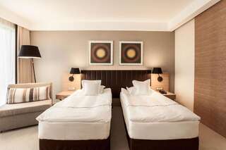 Отель GrandHotel Tiffi Илава Улучшенный двухместный номер с 2 отдельными кроватями или 1 кроватью, вид на озеро-4